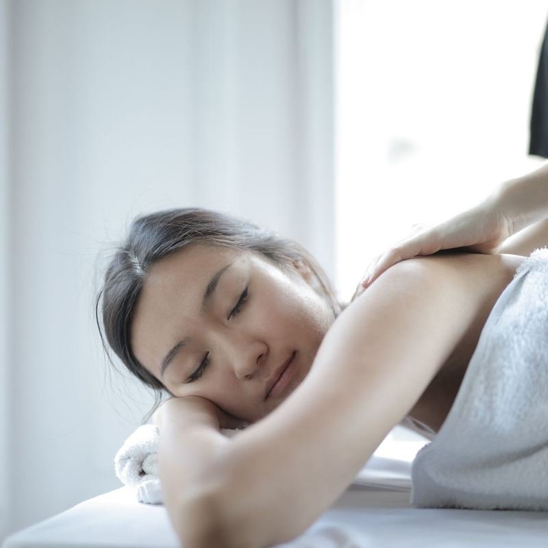 Massage in een rustige behandelruimte