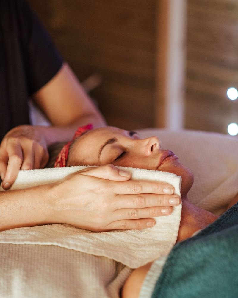 Ontspannen gezichtsbehandeling met massage